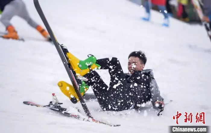 气温逐步降低冬季羽绒服迎来热销,寒潮带热暖经济极寒羽绒服热销