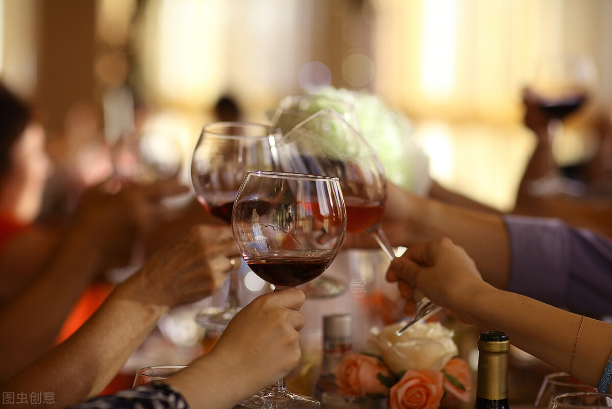 看看万达年薪500万的秘书是如何应对酒局文化的