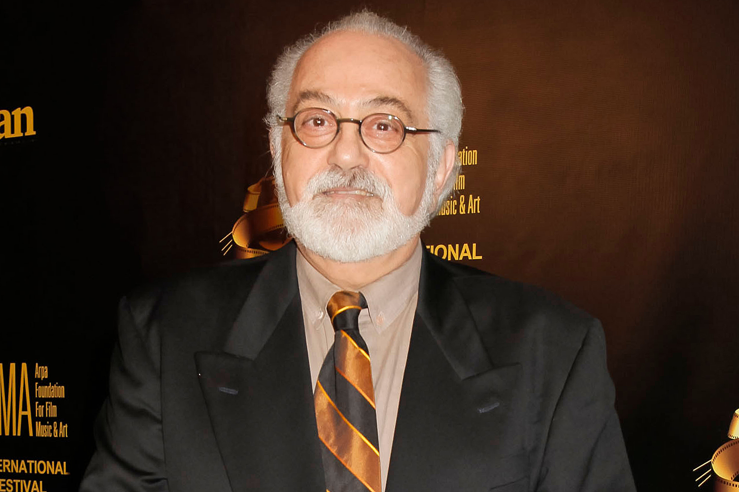 哪些年轻名人因新冠而死,2022年逝去的14位名人