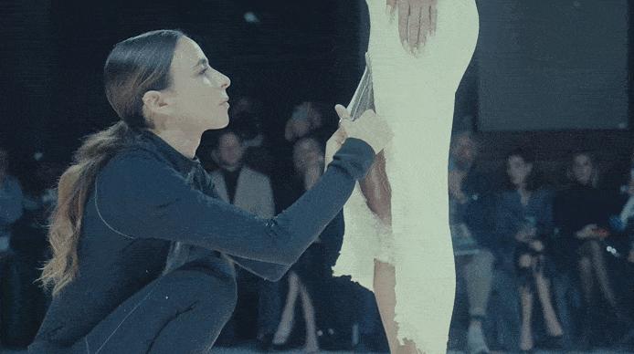 开裆裤，裸胸装，2023年高奢大秀一个比一个奇葩，暴露就是时尚？