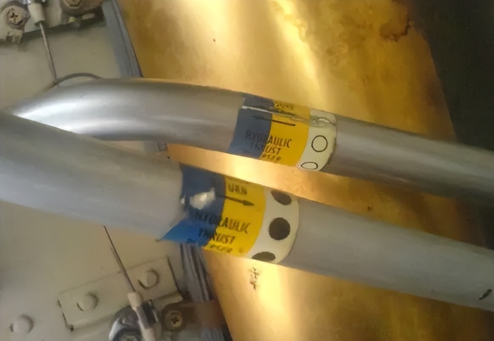 飞机油箱管道结构图,飞机副油箱连接结构