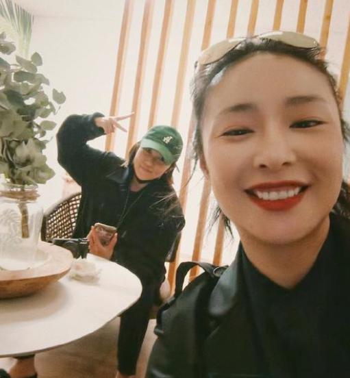 飘了？高叶发文怒怼网友，嫌对方多管闲事活太累，评论区被骂惨