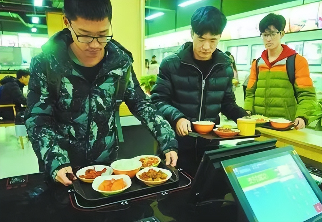 黑心食堂专坑学生,黑心学校做劣质食物给学生吃