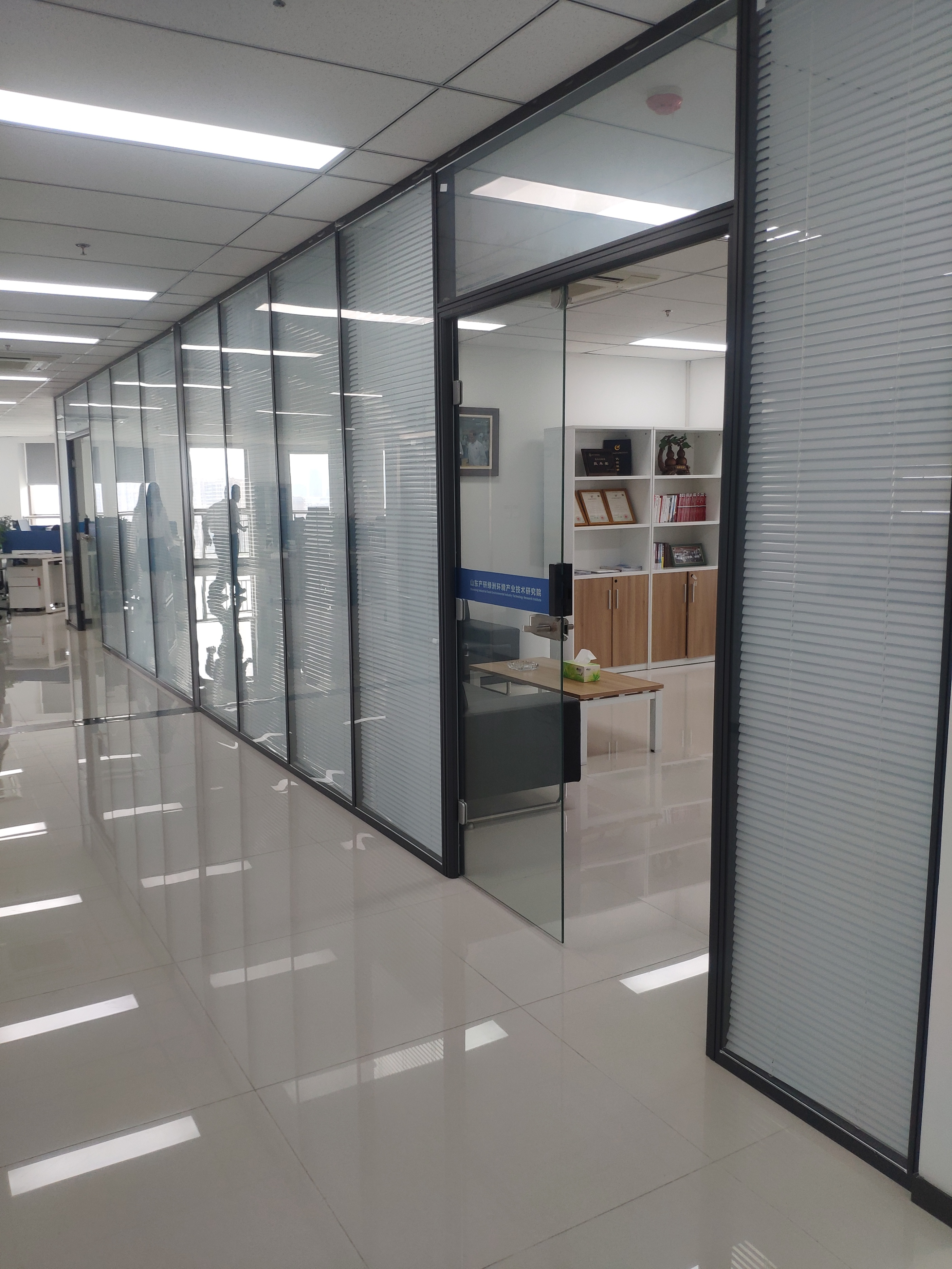 办公室玻璃隔断定制多少钱一平,办公室玻璃隔断墙多少钱一平方