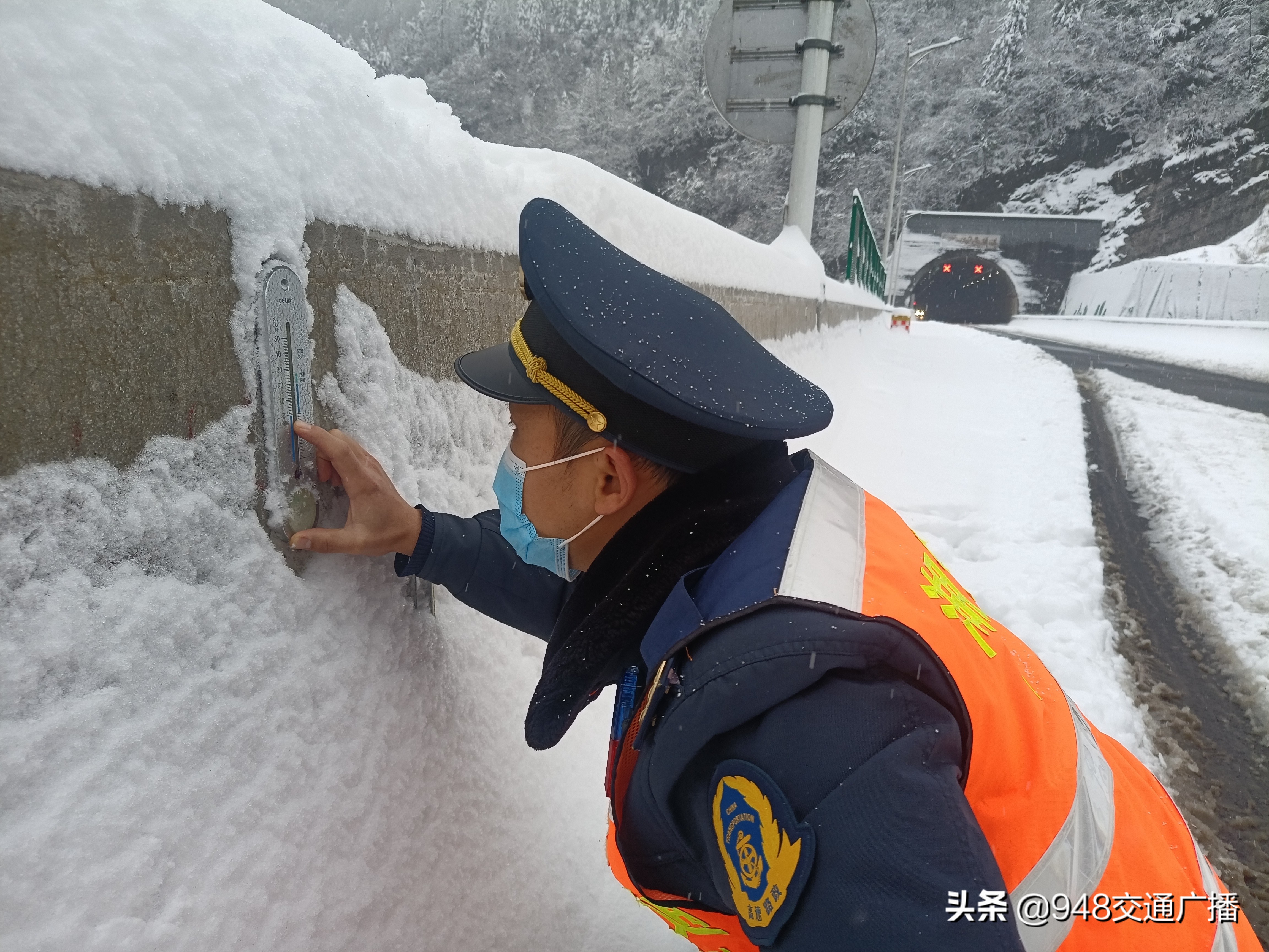 浴雪奋战风雪中的溧水交通人,浴血奋战