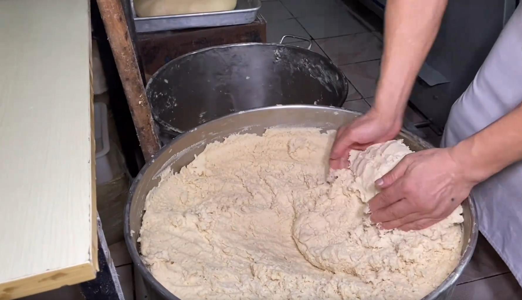 济南17年老店，什么都用机器干，1元1个销量高，出锅就抢没