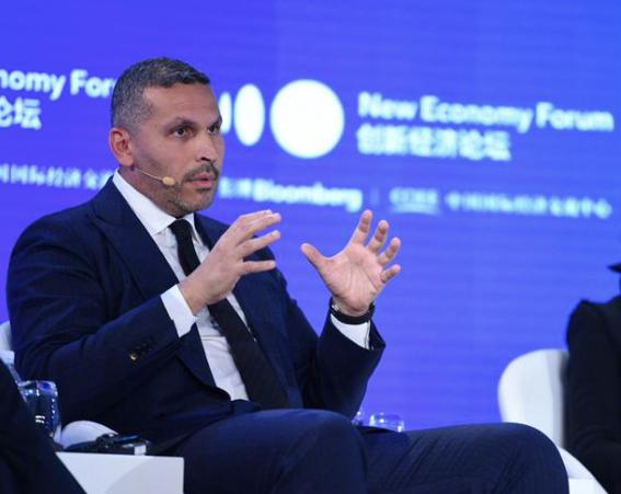 华裔富豪贪污35亿，拿钱泡遍全球女星，被4国通缉，他怎么做到的