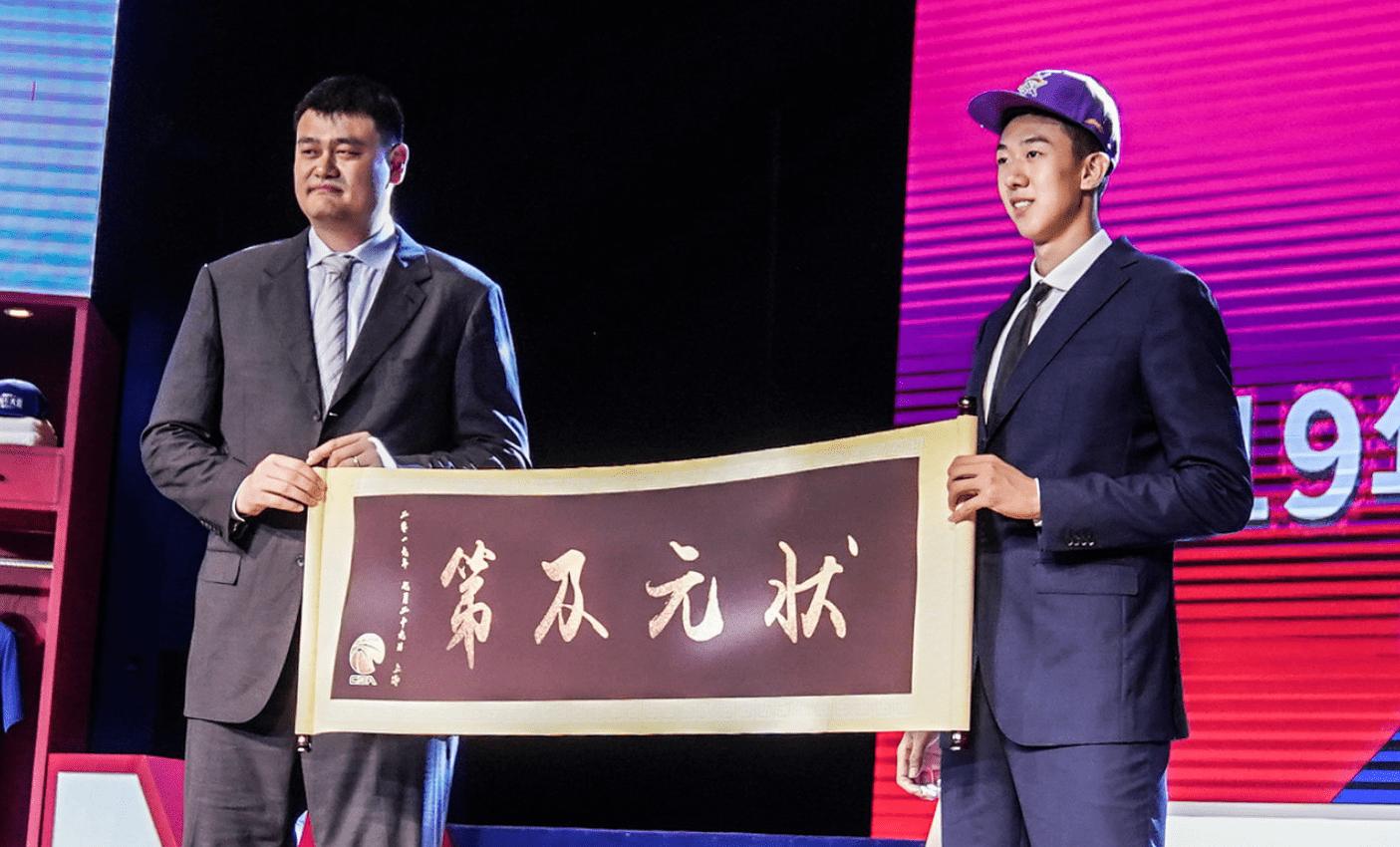 看看扶不起的男足，再看看稳中有进的男篮，我们欠姚明一个道歉？