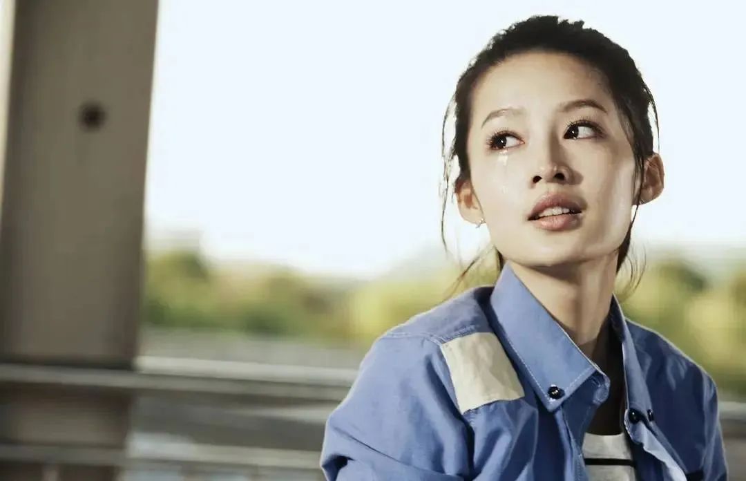 李沁氧气感绿意写真,氧气美人的肌肤