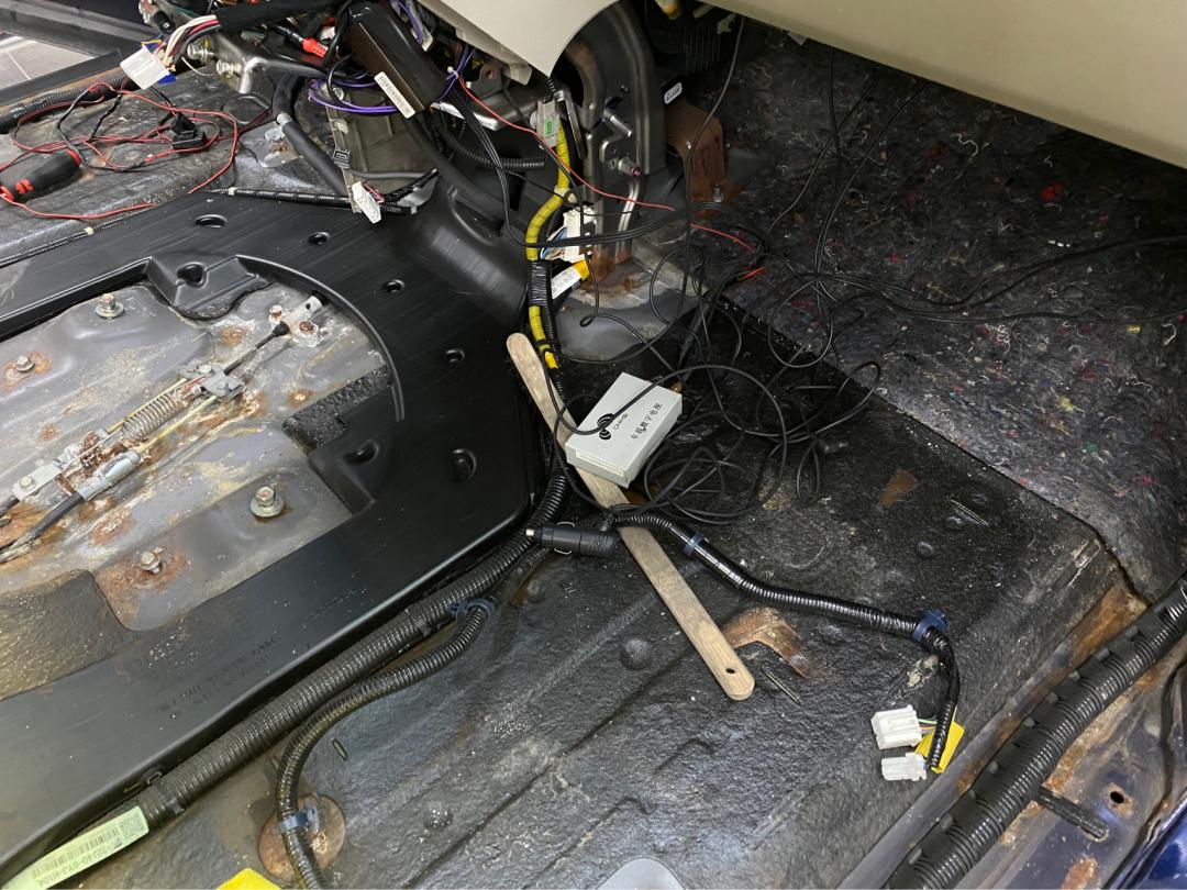 老款艾力绅二手车修复,老车翻新艾力绅