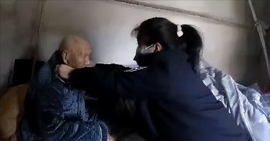 老人生日宴上儿女听完立刻报警,91岁的老人忽然说胡话