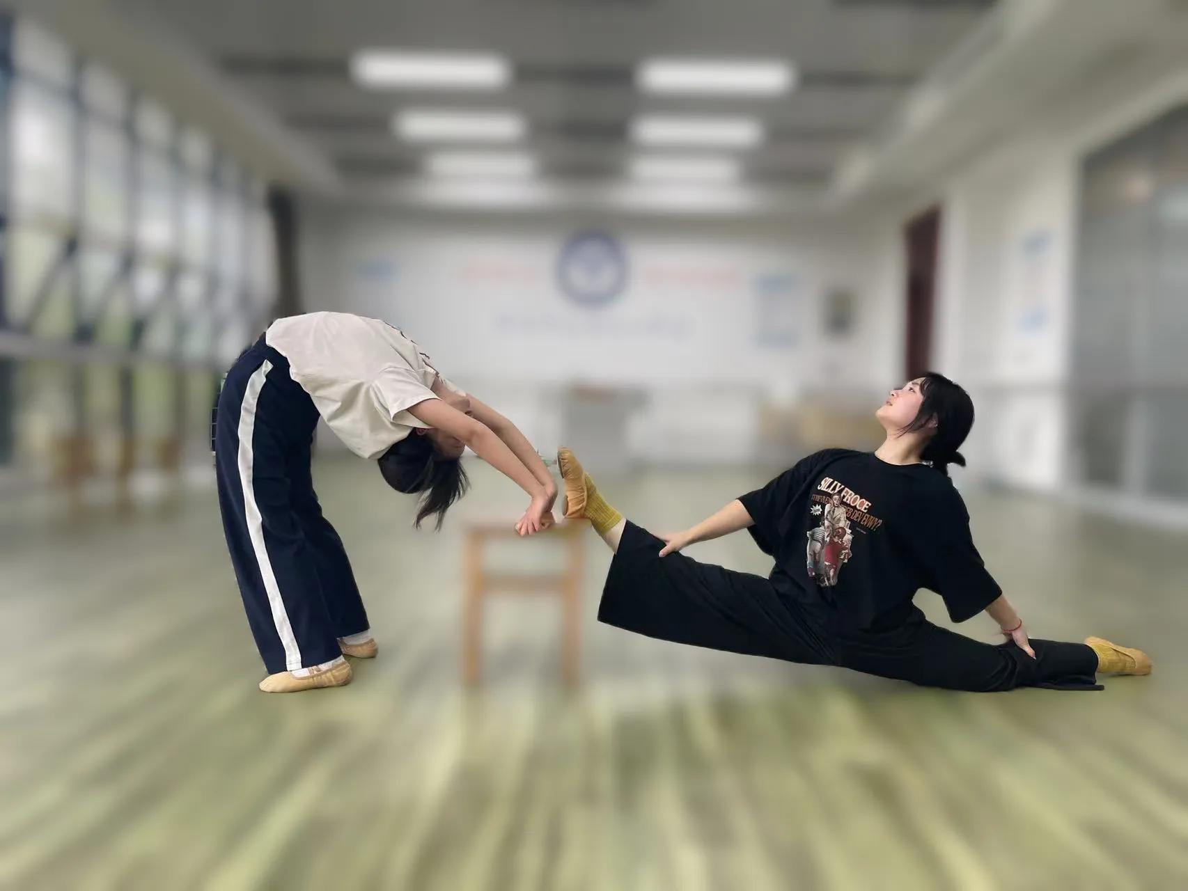 “蓝”课堂、美之韵||舞姿翩翩融技艺，青春璇美向未来