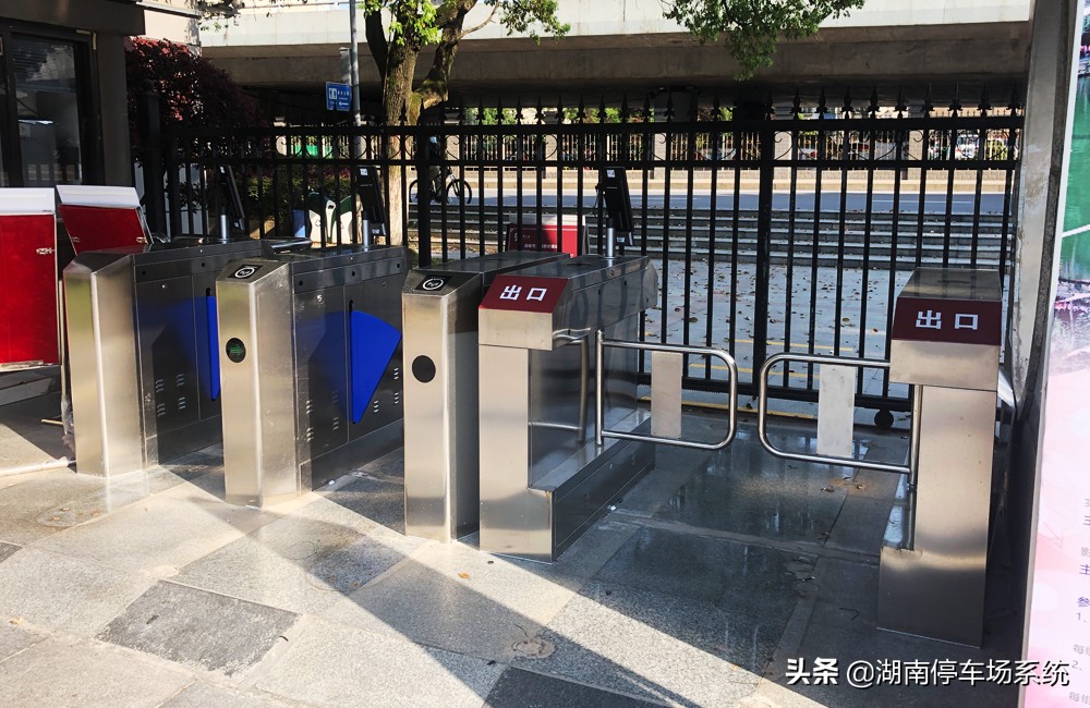 湖南长沙南郊公园人行道闸测温人脸识别系统应用案例