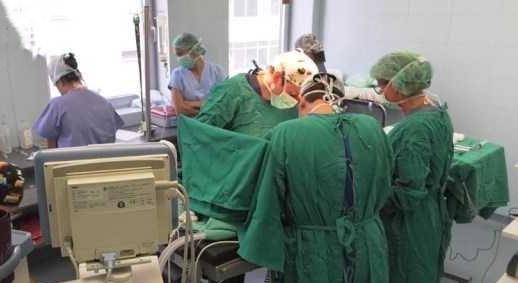 太神奇了！男子天生没有“蛋蛋”无法生孩子，哥哥捐一颗移植成功