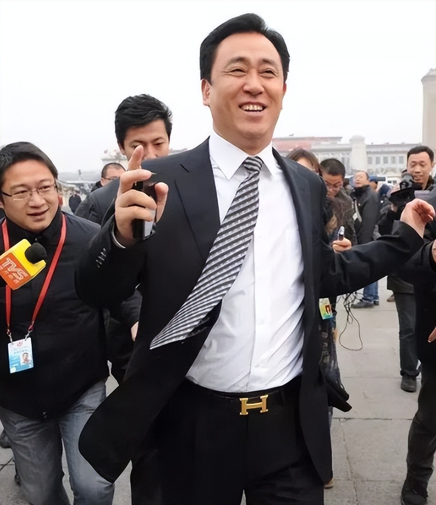 曾经的地产大亨许家印衣锦还乡,许家印30年商海浮沉