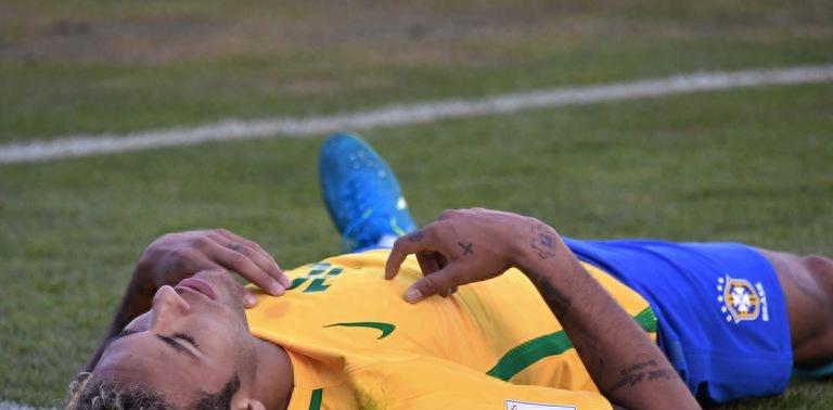 梅西痛苦倒地后挣扎爬回球场,梅西在比赛中呕吐