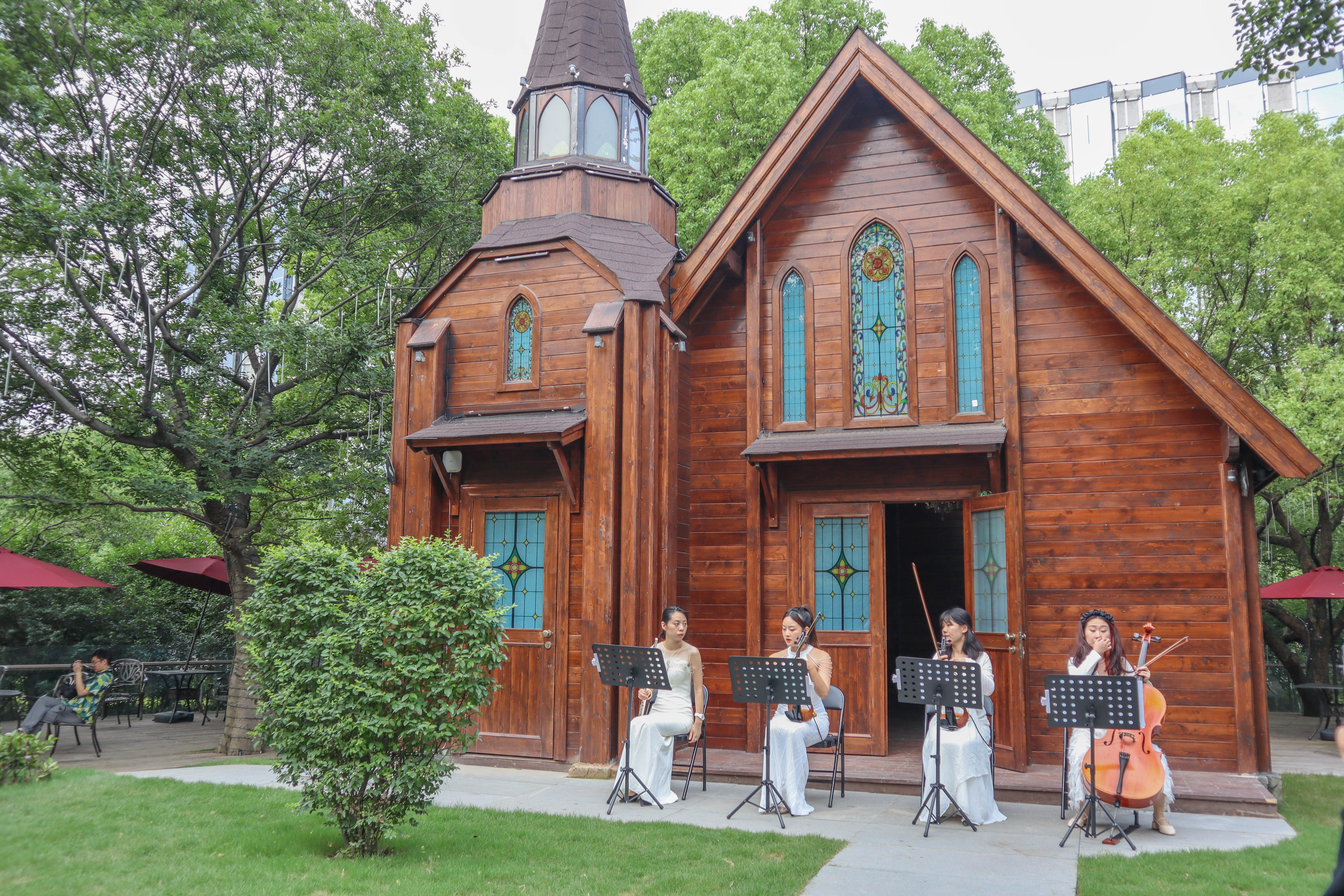 上海迪士尼值得玩的地方,上海迪士尼乐园周末人山人海