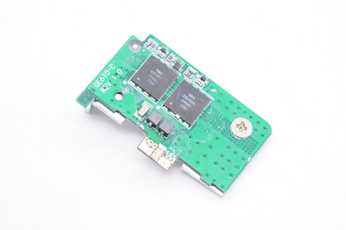 4C1A五个口，总功率达230W，华科生230W桌面充拆解