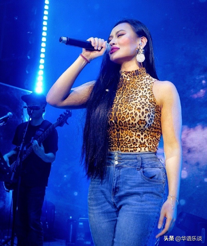 还记得十年前好声音那个小阿黛尔郑虹吗？减肥后如今判若两人