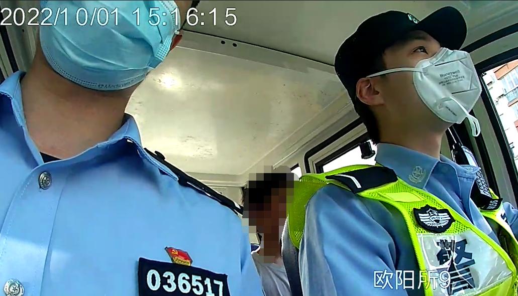 男子晕倒路边警民携手暖心救助,男子流落街头警民暖心救助