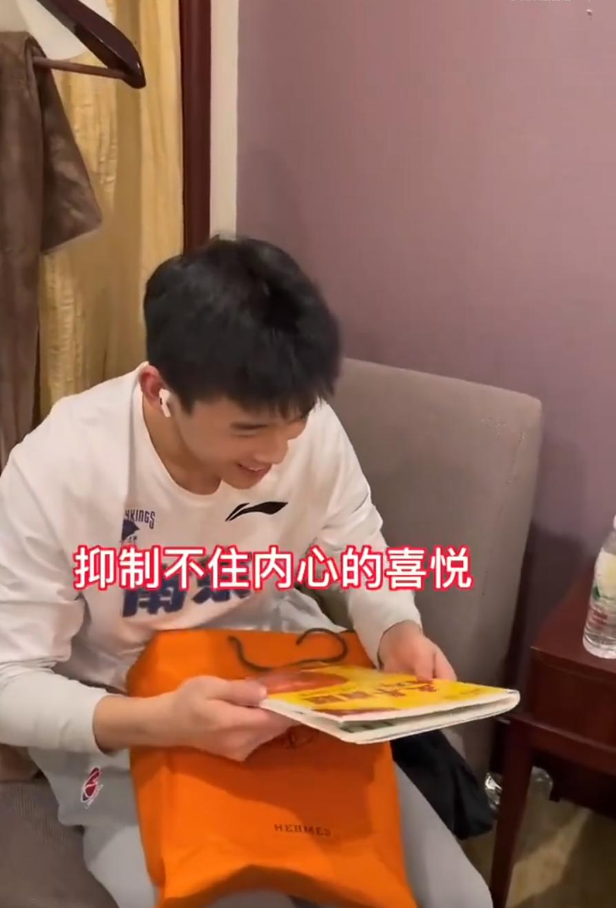 笑喷!同曦老板娘送队员爱马仕新年礼物,林葳喜提语数外三套高考题