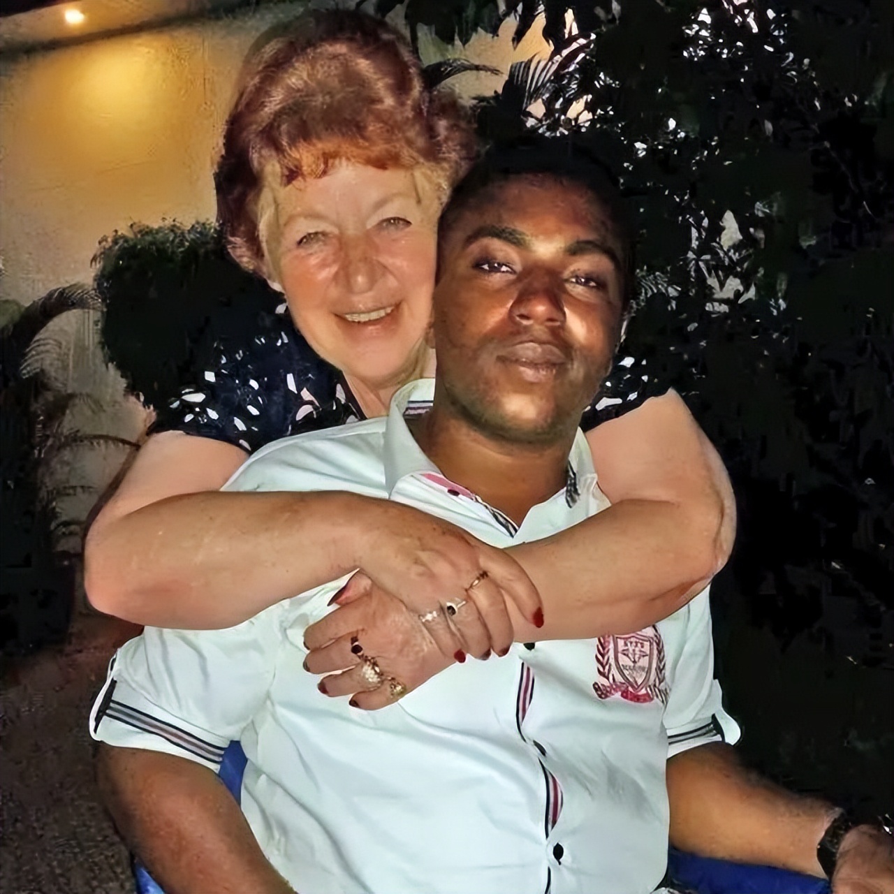 为了真爱，没见一面就私定终身，72岁英国老妇飞到非洲嫁27岁小伙