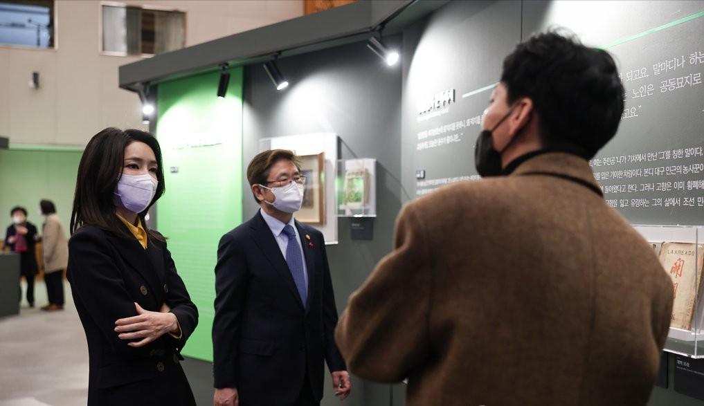 韩国第一夫人vs南朝第一夫人,韩国第一夫人出访视频