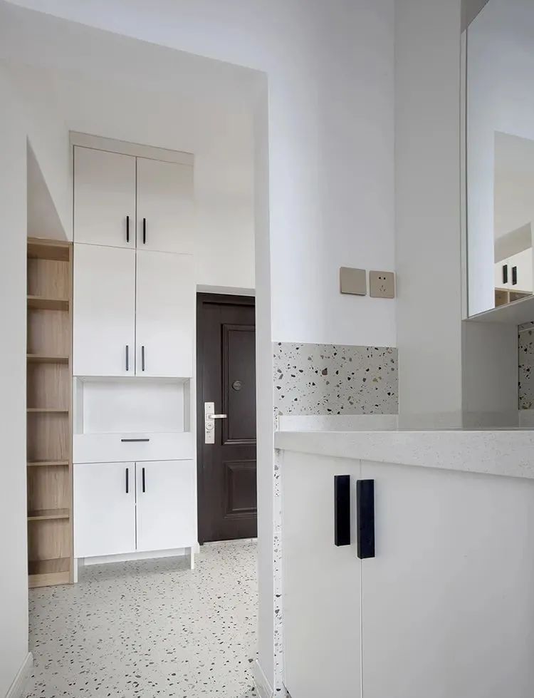 40㎡两室，狂打10处柜子，还住下一家四口人，绝了