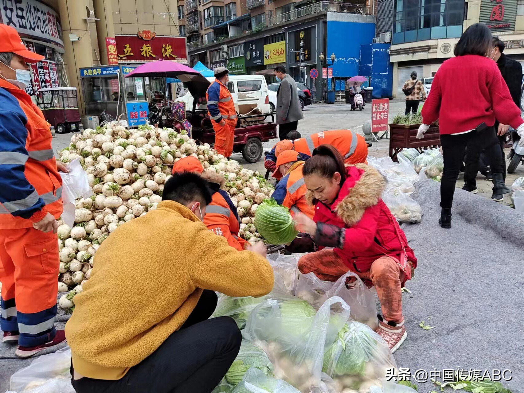 爱心蔬菜送环卫工,感恩蔬菜温暖环卫工人心