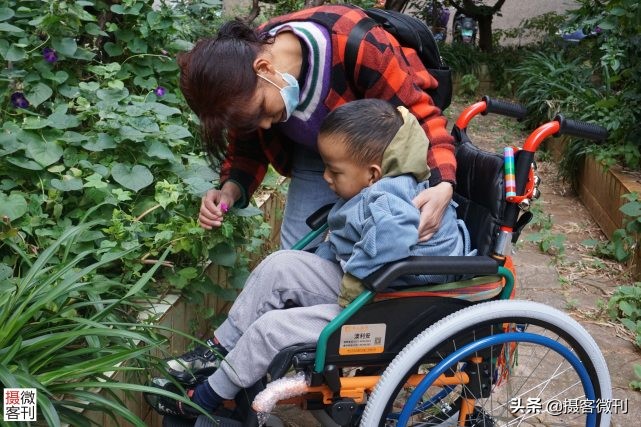 男童重病垂危妈妈哭,两岁男童罹患怪病