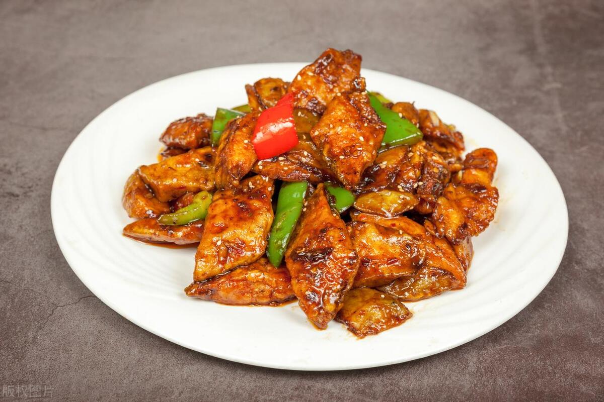 36岁儿子还没结婚，父母每个月给他五千，现在一家人过得很幸福