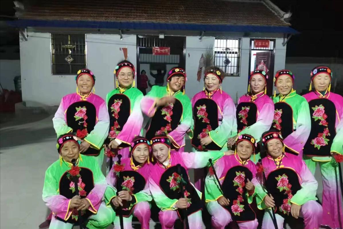 村里有个姑娘叫小芳,村里有个姑娘叫小娟