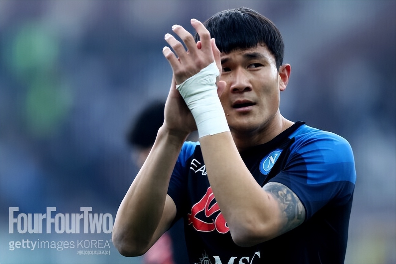 曼城瞄准金民宰？“3-2-4-1”战术→斯通斯三线部署→需要中后卫