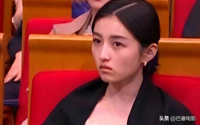 赵丽颖眼睛发炎上台领奖侧面照片,赵丽颖领奖神图高清照片