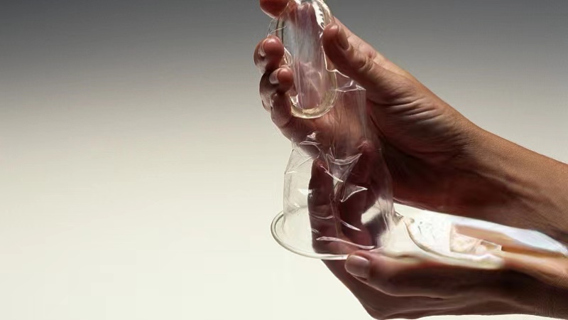 为什么避孕套上会有一层油？对身体有危害吗？