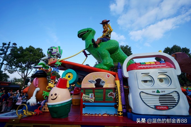 周末白相里的一张床、一群朋友、暴走于迪士尼乐园