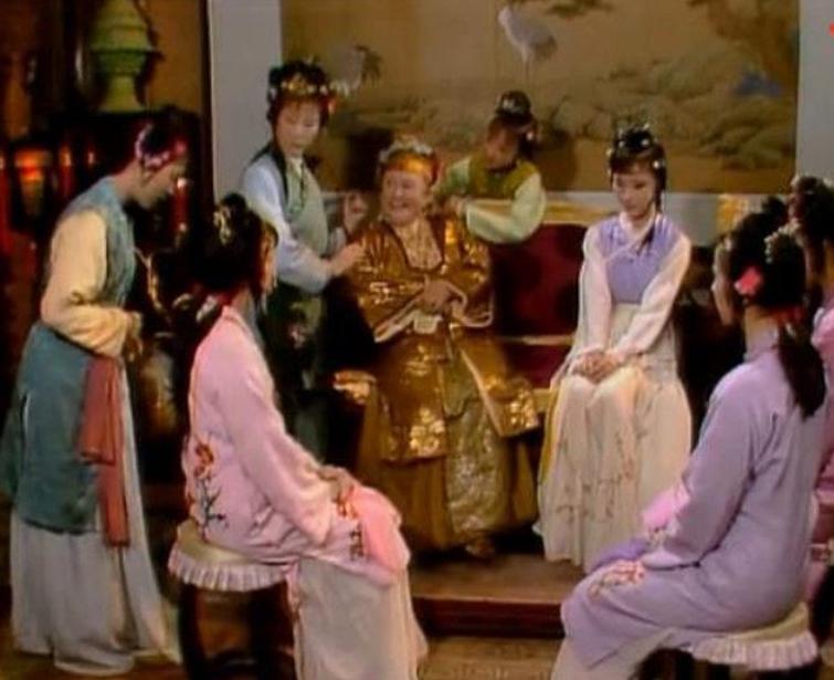 古人衣服为什么拖块布在地上,古代人衣服很长拖地不会弄脏吗