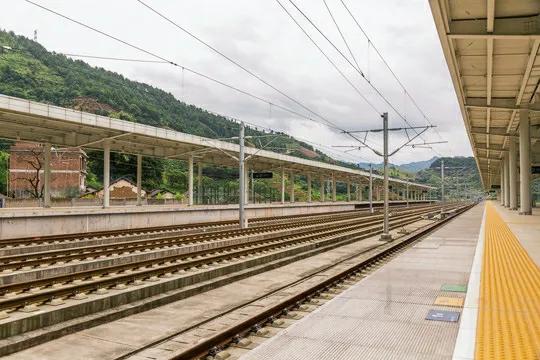 火车上排泄物对铁路影响,火车上粪便直接排到铁轨上为什么