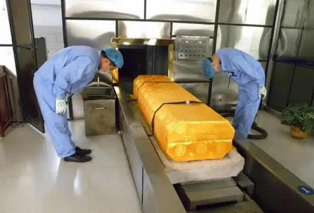 人去世后为什么要把衣服烧掉,人死后衣物为何要烧掉