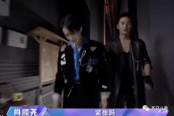 好甜，她嫁给自己的漫画主人公啦