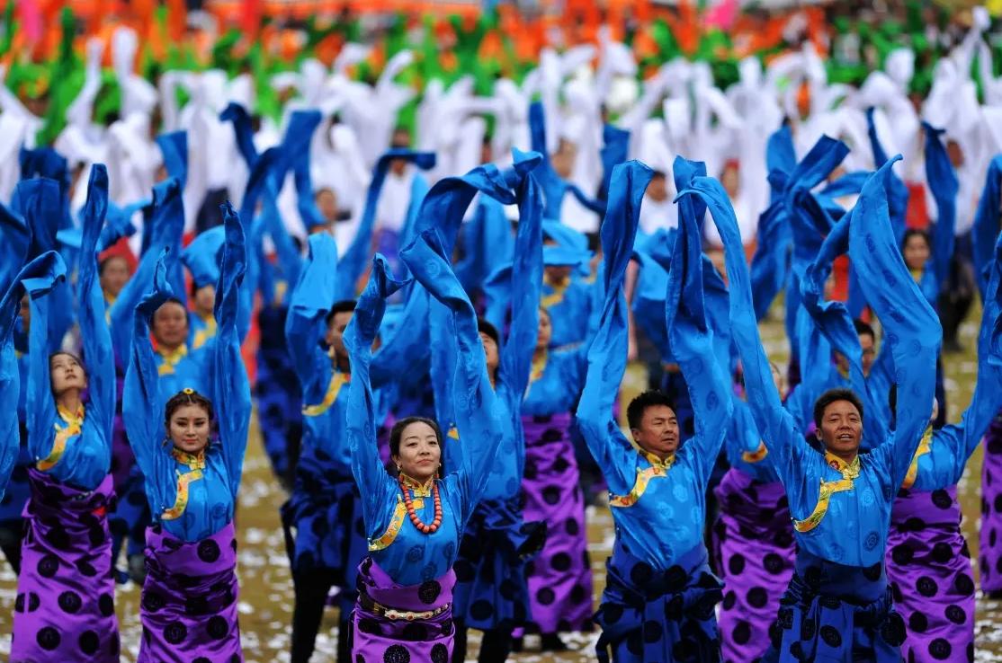 歌声嘹亮锅庄舞煮沸的甘南草原