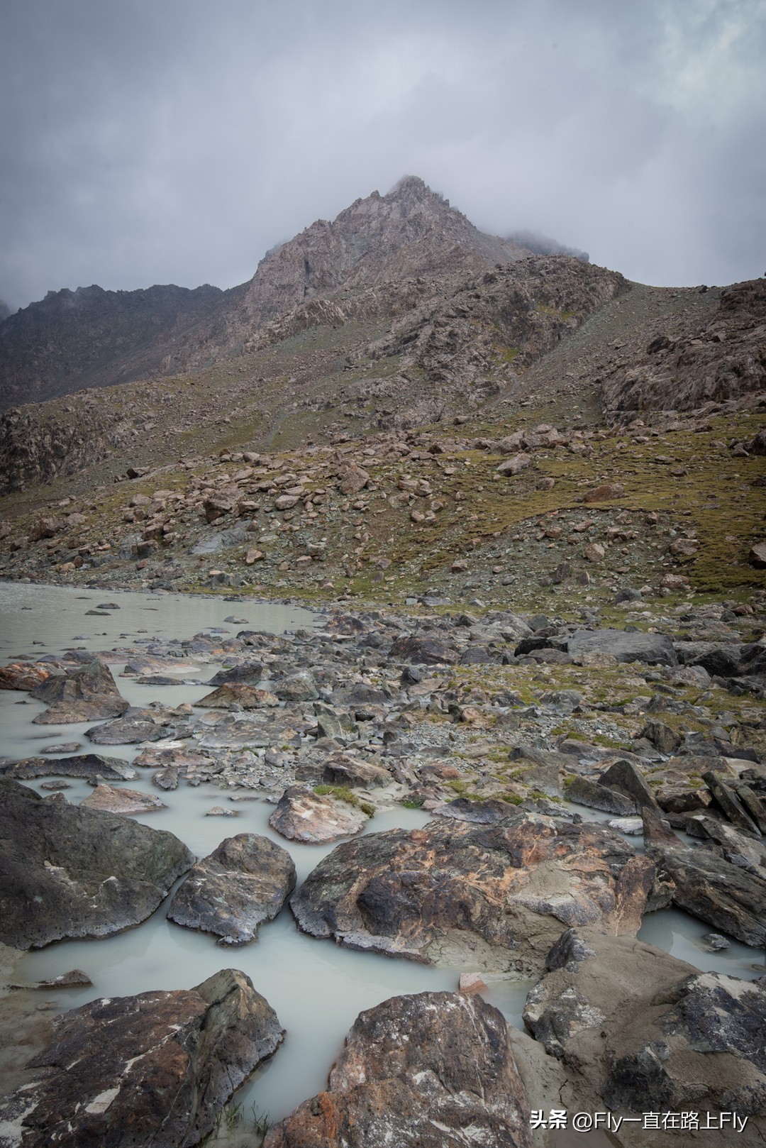 穿越博格达峰脚下冰湖之旅,徒步穿越新疆博格达峰