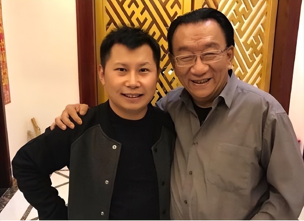 侯耀华76岁生日，抽8元香烟戴金表系爱马仕皮带，未见爱徒何云伟