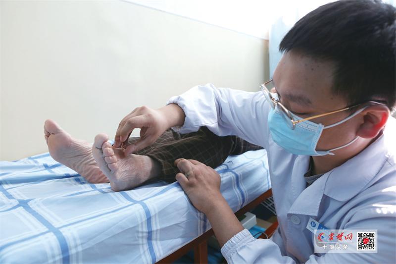 十堰“敬业堂”老字号焕发新活力一家六代人接力传承中医国粹