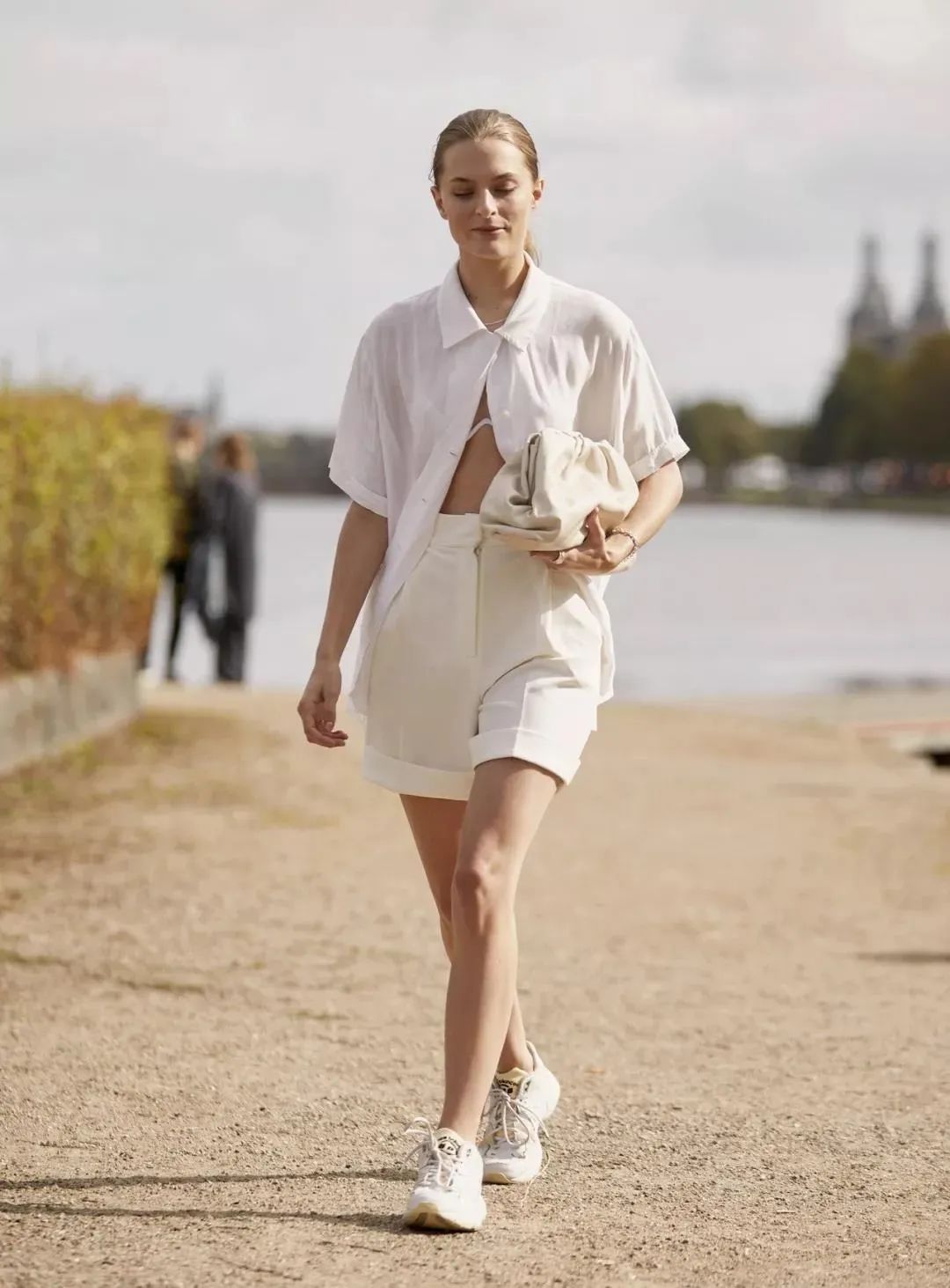 白衬衫怎么穿不脏,白衬衫怎么穿好看又干净