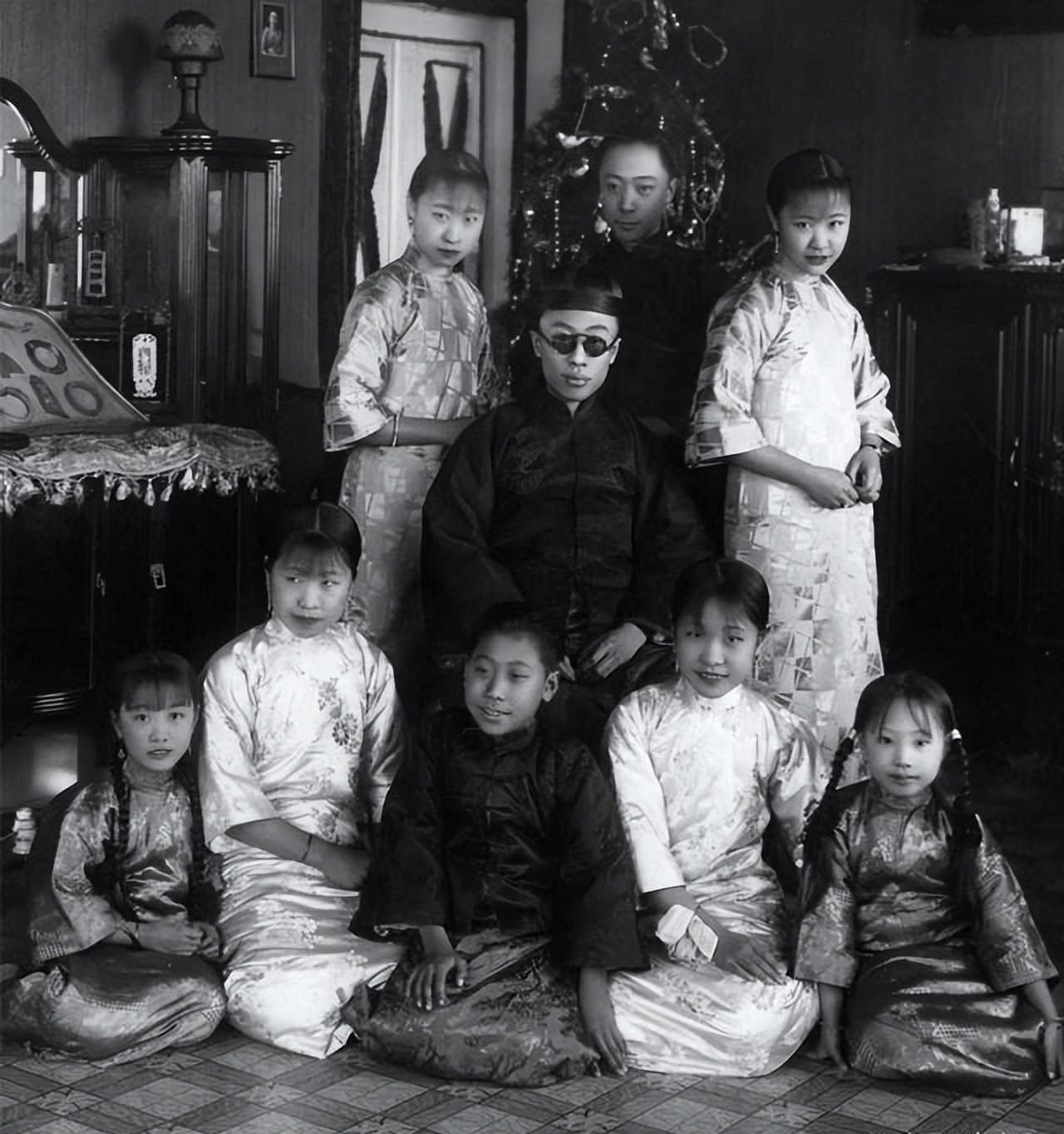 清朝灭亡后溥仪怎么处理,末代皇帝溥仪被剪掉的辫子图片