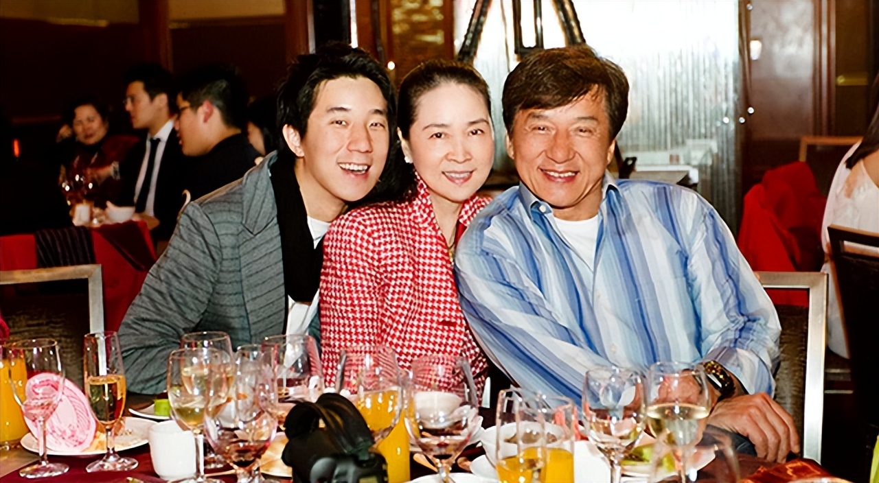 房祖名为违规停车公开道歉,经纪人证其演艺事业停滞,将专注卖酒