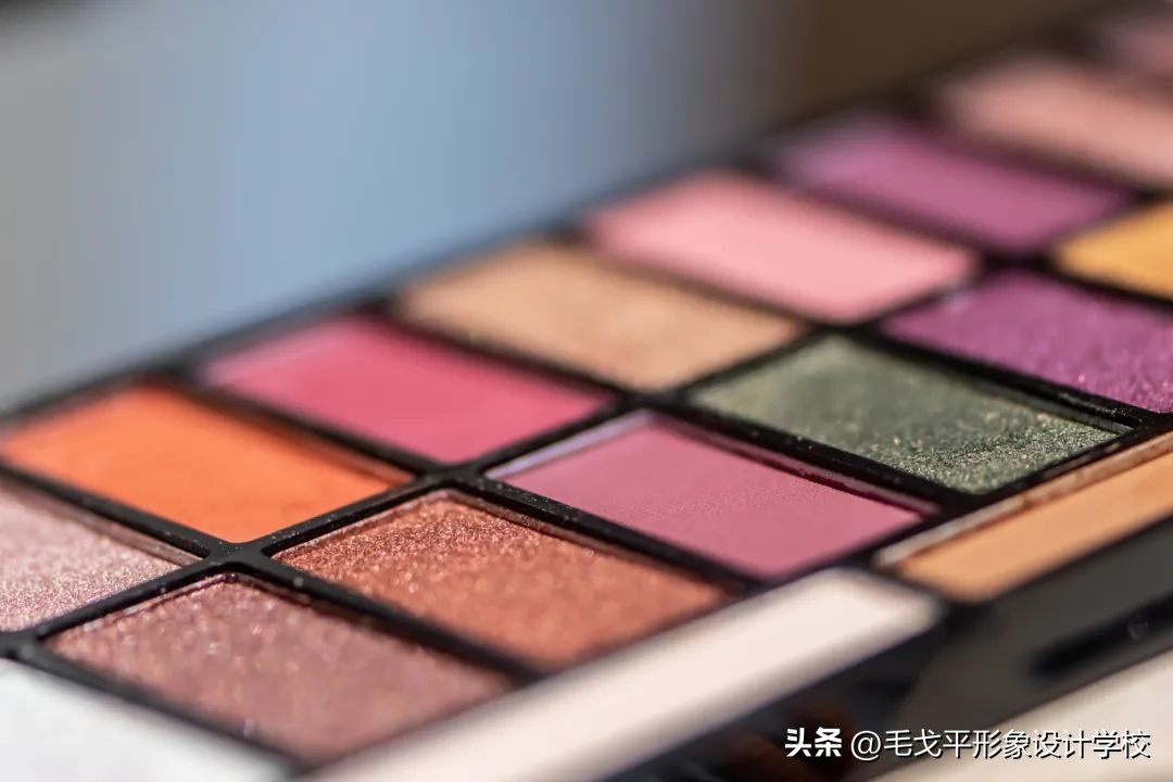 怎样用四色眼影盘画出高级眼妆,眼妆新手必学什么眼影好用