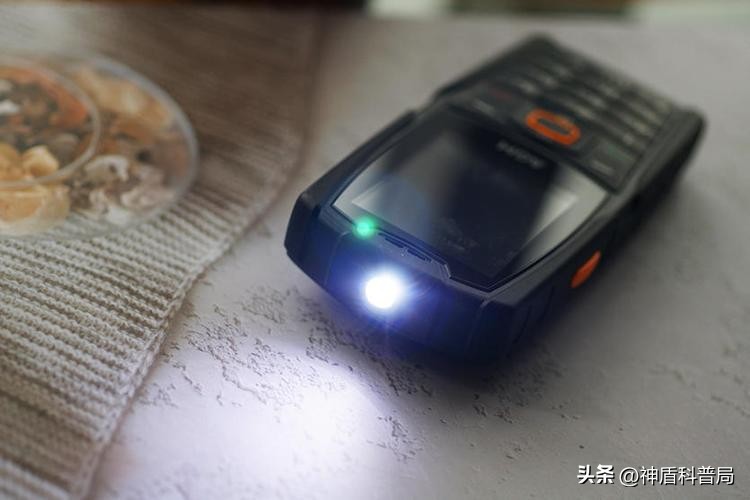 美国大叔买老年机,美国大叔购买中国挖掘机