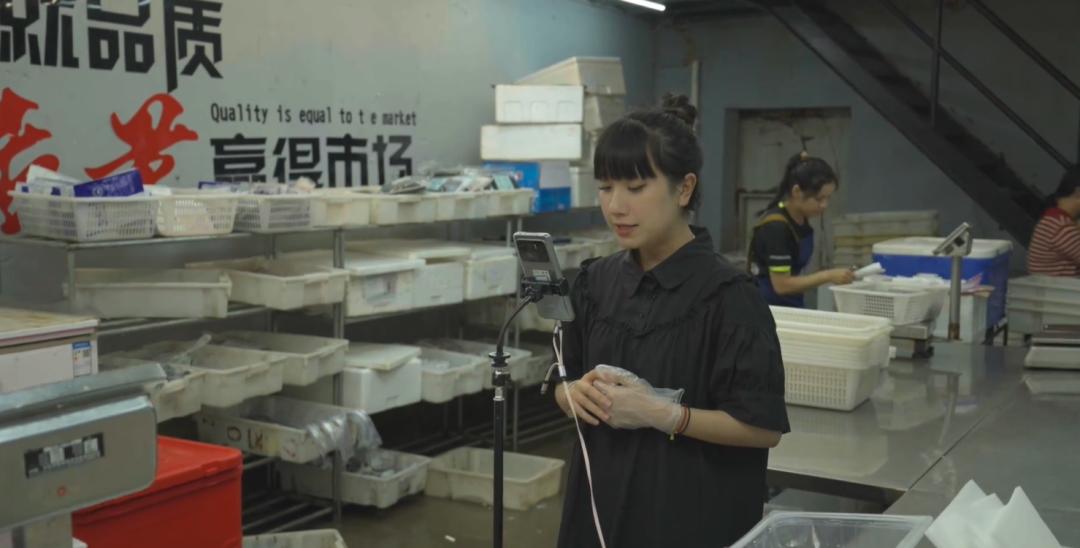 做海鲜直播一年能赚多少钱,返乡创业90后夫妻回家喂牛直播